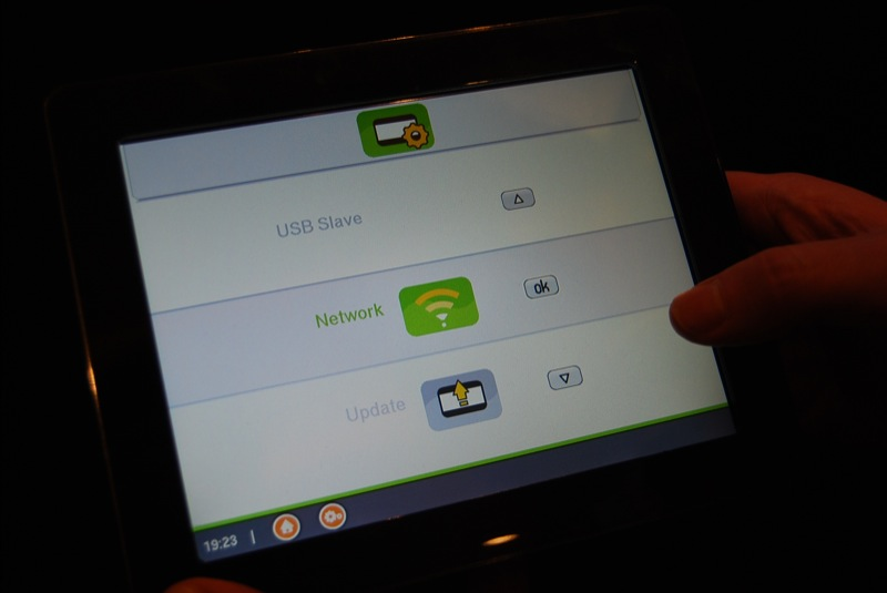 Illustration for article titled RealEase Shogo Frame Is First With Touchscreen and Wi-Fi